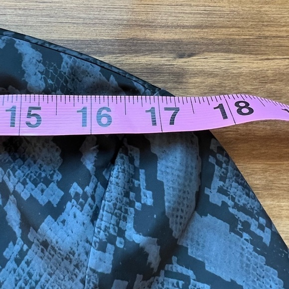 GUESS Women’s Gray Snakeskin Windbreaker Size Small - Picture 9 of 11